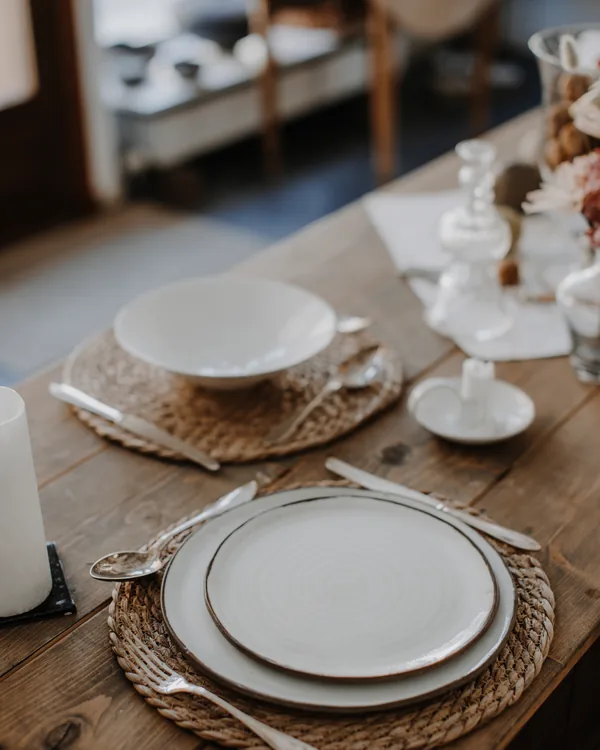 Dukat bord med handdrejade tallrikar i butiken, fönster mot Slaggatan